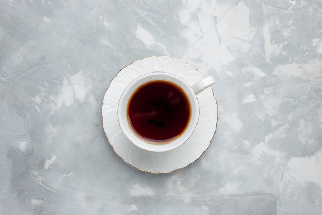 Draufsicht der Tasse Tee heiß in weißer Tasse auf Licht, Teegetränk süß