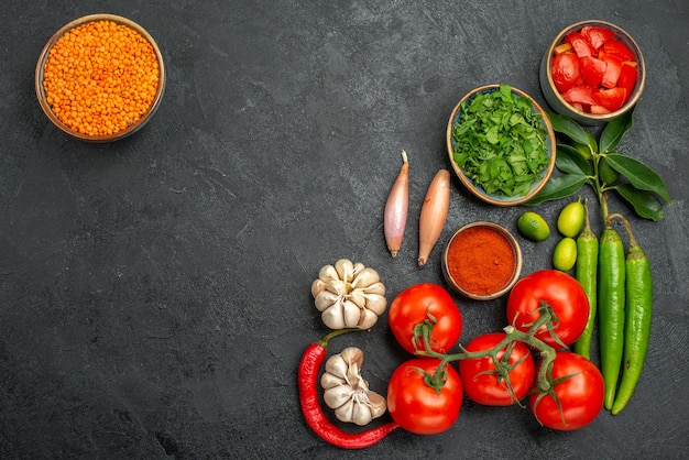 Draufsicht der Tomaten Knoblauchzwiebel Peperoni Tomaten Gewürze Kräuter Schüssel Linse