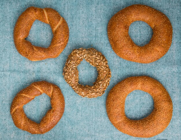 Draufsicht der türkischen Bagels auf blauem Hintergrund mit Kopienraum