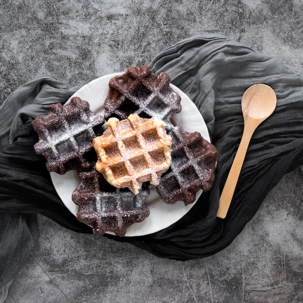 Kostenloses Foto draufsicht der waffeln auf teller mit löffel und stoff