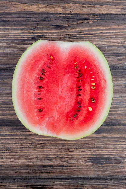 Draufsicht der Wassermelonenhälfte auf hölzernem Hintergrund