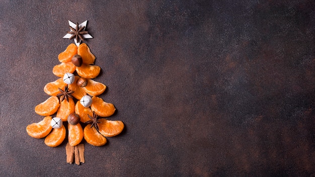 Draufsicht der Weihnachtsbaumform gemacht von Mandarinen mit Kopienraum