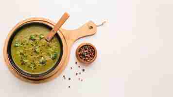 Kostenloses Foto draufsicht der winterbrokkolisuppe in der schüssel mit löffel und kopienraum