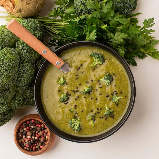 Draufsicht der Winterbrokkolisuppe in der Schüssel mit Löffel und Sellerie