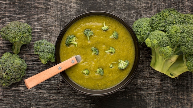 Kostenloses Foto draufsicht der winterbrokkolisuppe in der schüssel mit suppe