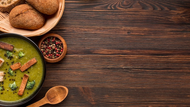 Kostenloses Foto draufsicht der winterbrokkolisuppe mit kopienraum und brot