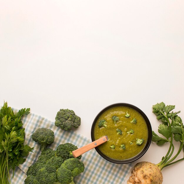 Draufsicht der Winterbrokkolisuppe mit Sellerie und Kopierraum