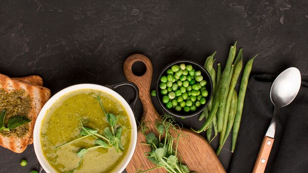 Draufsicht der Wintererbsensuppe in der Schüssel mit Toast und Löffel