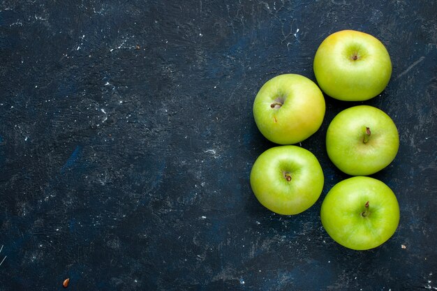 Draufsicht der Zusammensetzung der frischen grünen Äpfel isoliert auf dunklem, frischem, weichem, reifem Obst