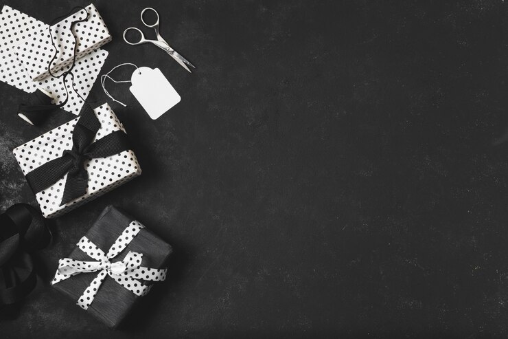 Kostenlose Foto draufsicht der zusammenstellung der geschenke mit exemplarplatz