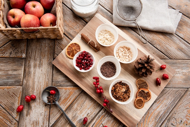 Draufsicht der Zusammenstellung der Kuchenbeläge und des Korbes der Äpfel