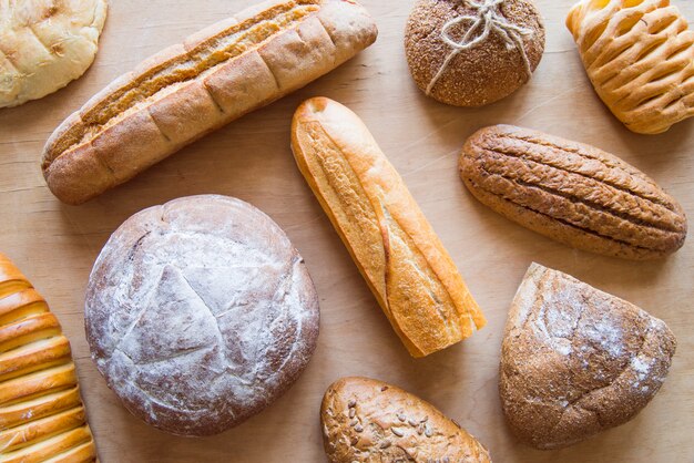 Draufsicht der Zusammenstellung des gebackenen Brotes