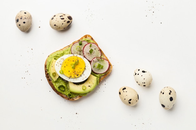 Draufsicht des Avocado- und Eiersandwiches