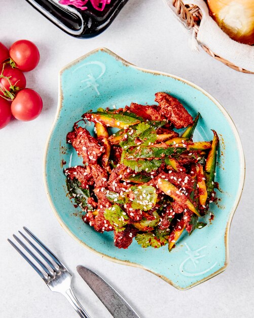 Draufsicht des Avocadosalats mit Fleisch und Sesam