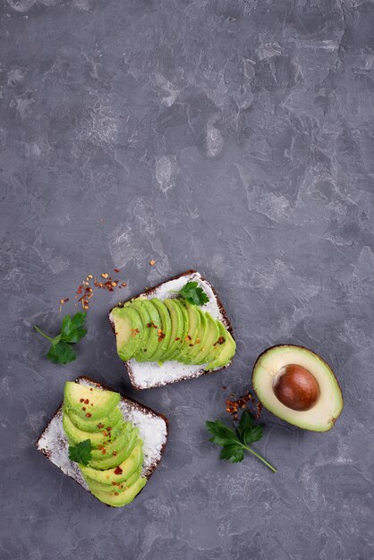 Draufsicht des Avocadotoasts zum Frühstück mit Kräutern und Kopienraum