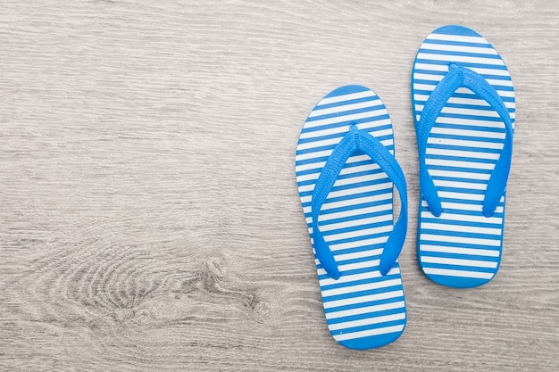 Draufsicht des blauen und weißen Flip-Flops