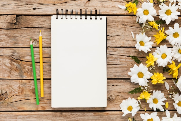 Kostenloses Foto draufsicht des blumenkonzepts auf holztisch