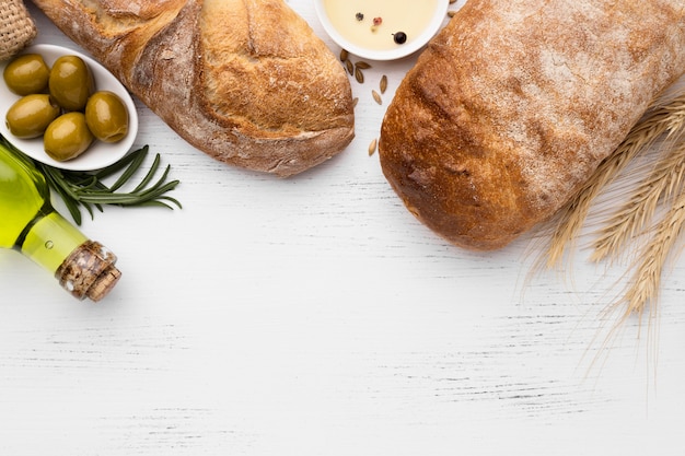 Kostenloses Foto draufsicht des brotkonzepts mit kopierraum