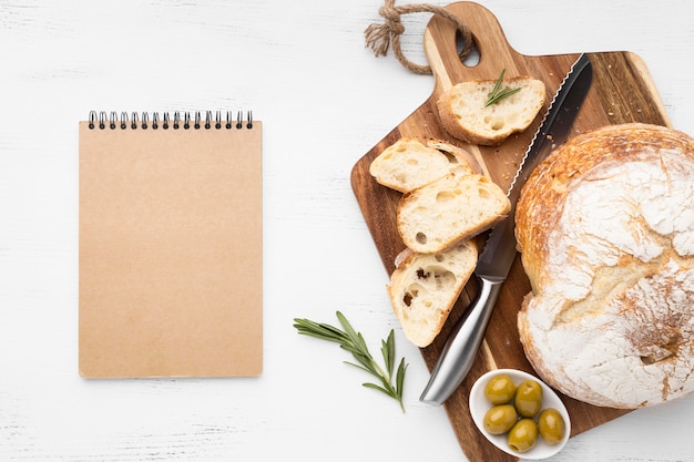 Kostenloses Foto draufsicht des brotkonzepts mit kopierraum