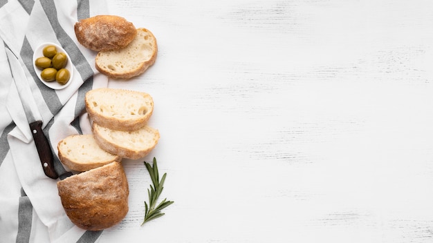 Kostenloses Foto draufsicht des brotkonzepts mit kopierraum