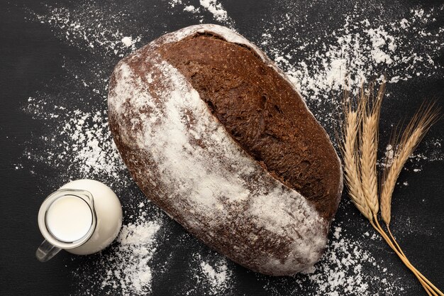 Draufsicht des Brotkonzepts mit Milch