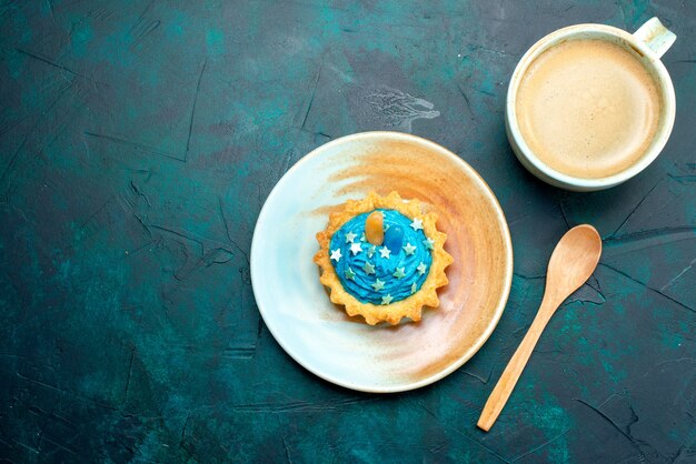 Draufsicht des Cupcakes mit grauem Farbschatten nahe heißem Latte