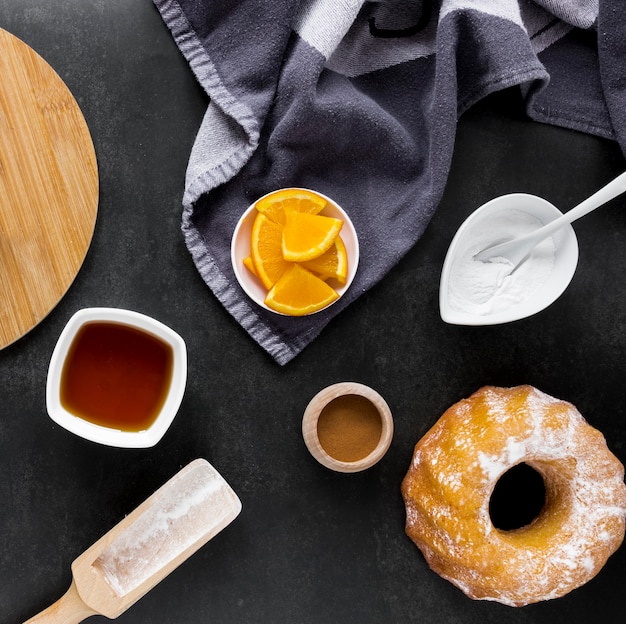 Draufsicht des Donuts mit Zitrusfrüchten und Handtuch