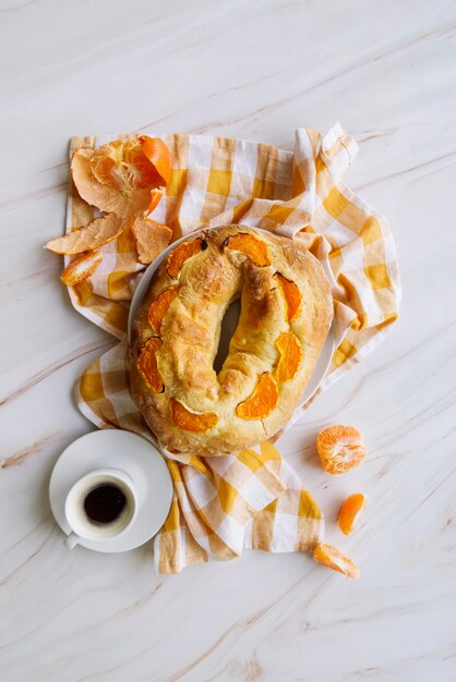 Draufsicht des Dreikönigstagsdesserts mit Orangen und Kaffee