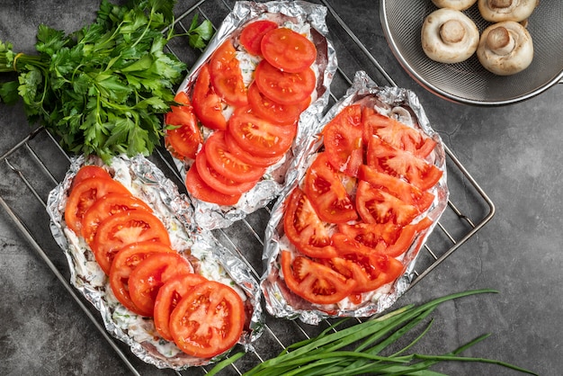 Draufsicht des Fleischgerichts mit Tomaten und Pilzen