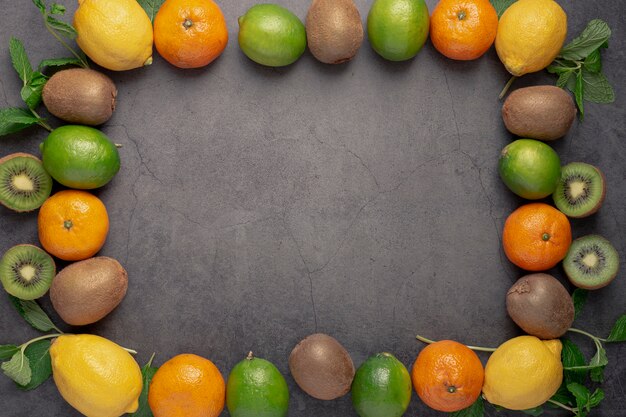 Draufsicht des Fruchtrahmens mit Zitronen und Mandarinen