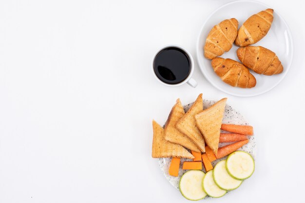 Draufsicht des Frühstücks mit Croissants, Cornflakes und Kaffee mit Kopienraum auf horizontalem weißem Hintergrund