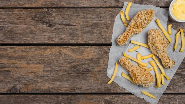 Draufsicht des gebratenen Huhns mit Pommes Frites und Kopienraum