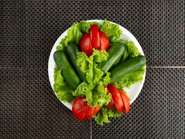 Draufsicht des Gemüsesalats mit Gurken- und Tomatenscheiben