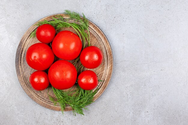 Draufsicht des Haufens der frischen roten Tomaten auf Holzbrett.