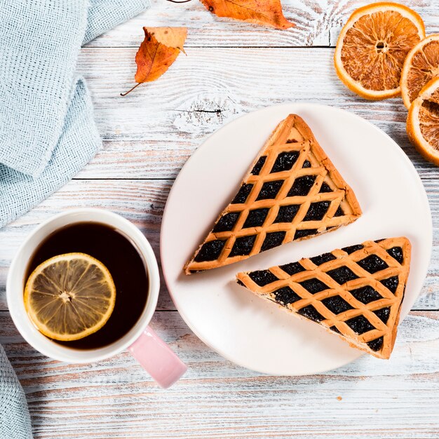 Draufsicht des heißen Tees und der Torte