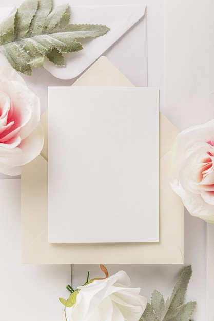 Draufsicht des Hochzeitskonzepts mit Kopienraum