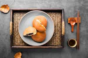 Kostenloses Foto draufsicht des hölzernen behälters mit pfannkuchen und herbstlaub