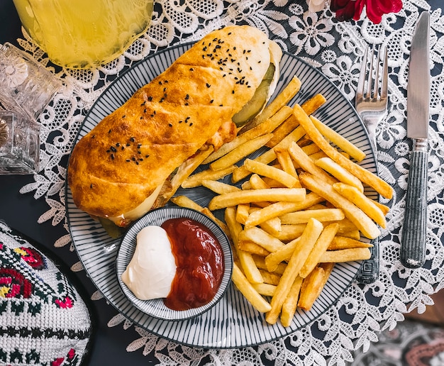 Draufsicht des Hühnerdöners mit Brot, das mit französischem gebratenem Ketchup und Mayonnaise serviert wird