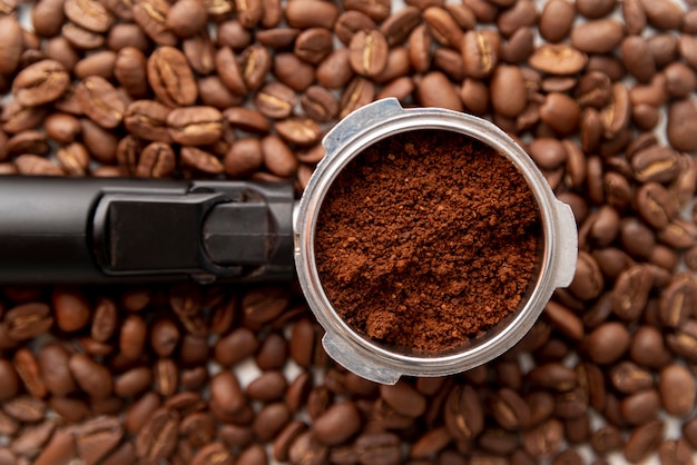 Draufsicht des Kaffeepulvers und der Bohnen