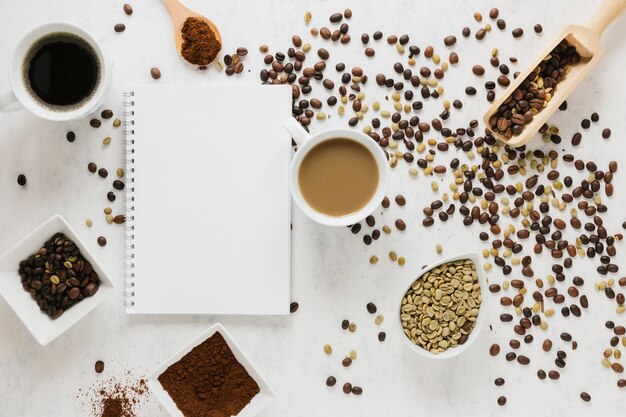 Draufsicht des Kaffees mit Notizbuchmodell