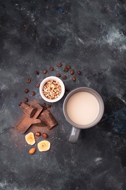 Draufsicht des Kaffees und der Schokolade