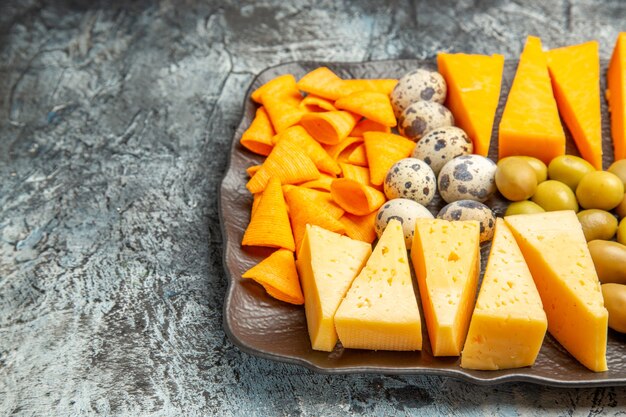 Draufsicht des köstlichen besten Snacks für Wein auf braunem Tablett auf Eishintergrund