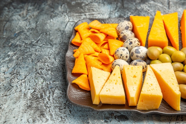 Draufsicht des köstlichen besten Snacks für Wein auf braunem Tablett auf Eishintergrund