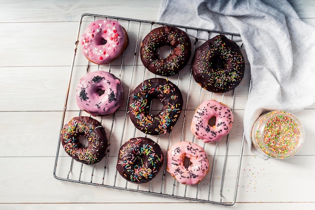 Kostenloses Foto draufsicht des köstlichen donutkonzepts