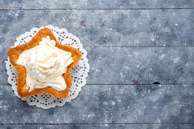 Draufsicht des köstlichen gebackenen Kuchensterns geformt mit weißer leckerer Sahne innen auf hellem Schreibtisch, Kuchen backen süßen Sahnekeks