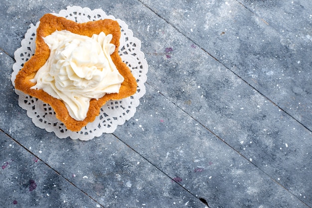 Draufsicht des köstlichen gebackenen Kuchensterns geformt mit weißer leckerer Sahne innen auf leichtem, Kuchen backen Zucker süßen Sahne-Tee