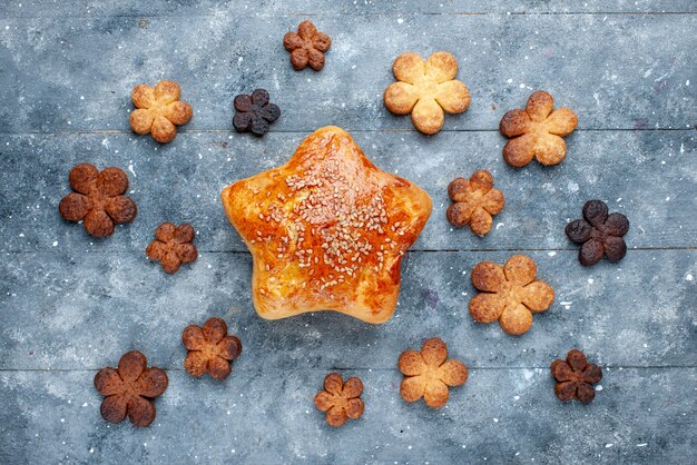 Draufsicht des köstlichen Gebäcksterns geformt mit Keksen auf leichtem, süßem Backgebäckzuckerkuchen