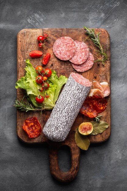 Draufsicht des köstlichen Salami-Konzepts