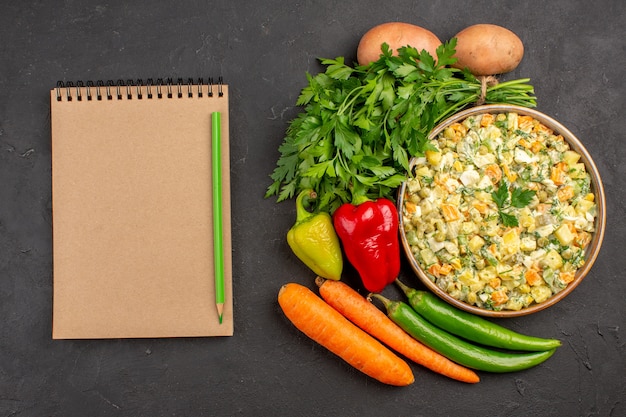 Kostenloses Foto draufsicht des köstlichen salats mit frischem gemüse auf dunkler oberfläche