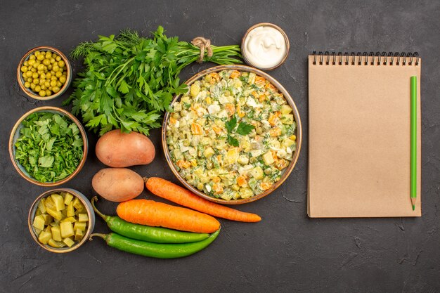 Draufsicht des köstlichen Salats mit frischem Gemüse auf dunkler Oberfläche